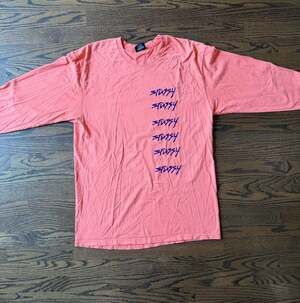 Retro Stüssy Coral Long-Sleeve Shirt with Stacked velvet textured Logo Graphics